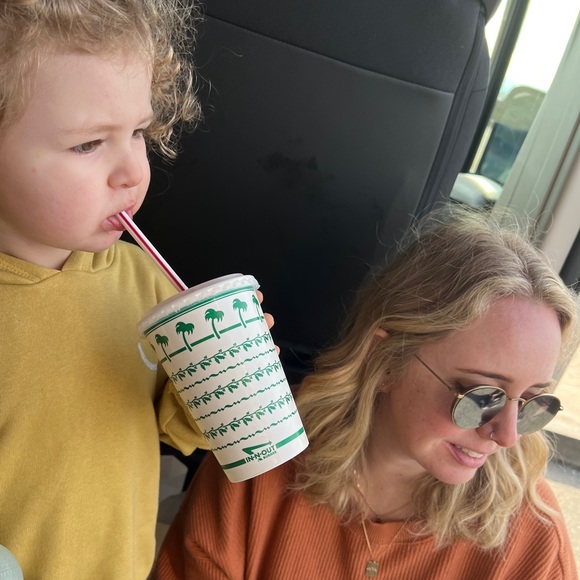 Meet your Posher, Cassandra - Picture 2 of 3